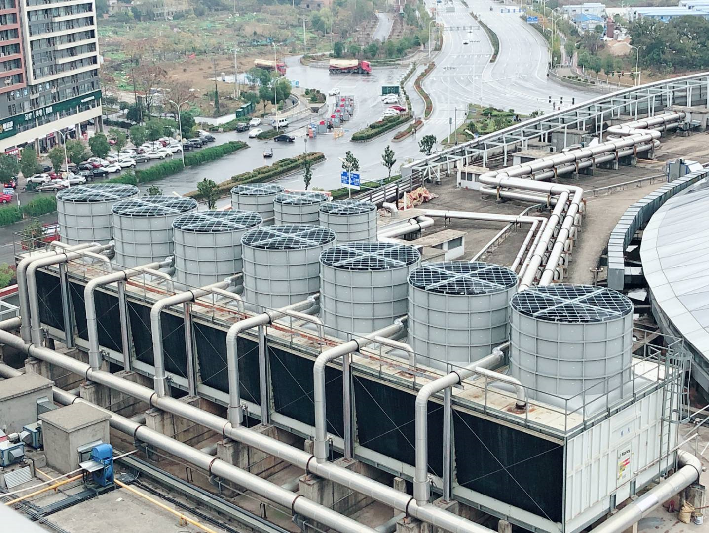 橫流冷卻塔各部件類型有多種還有哪些特點呢？(橫流式冷卻塔結構圖片)